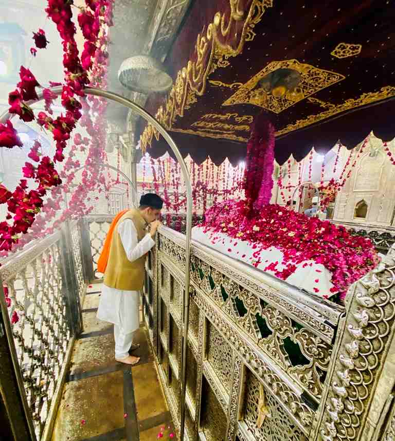 Fragrant flowers arranged for dargah offering — Ajmer Sharif